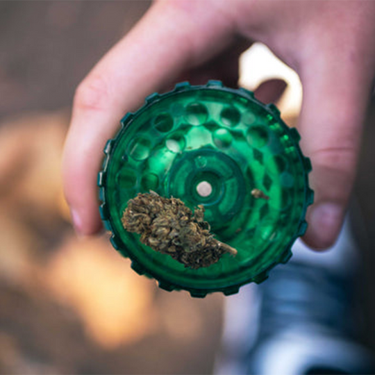 Réussir à se sevrer du THC grâce au CBD, est-ce possible ?