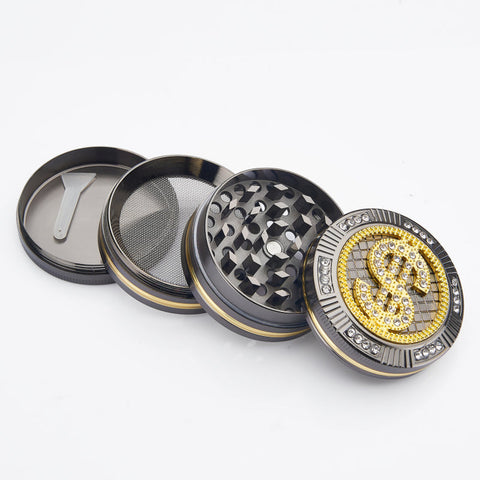 Visuel du grinder dollar bling bling provenant de la marque CHAMP HIGH et vendu chez CBDeer. Un grinder de luxe équipé de 28 dents en losanges qui permettent de broyer efficacement vos fleurs.